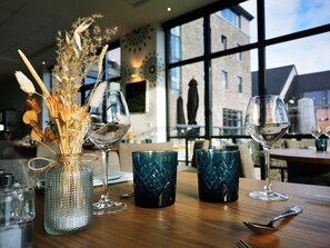 Aamiainen, lounas ja illallinen; paikallinen keittiö