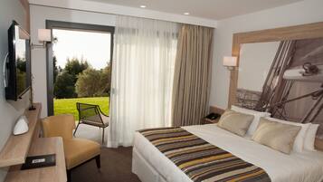 Ropa de cama de alta calidad y caja de seguridad en la habitación