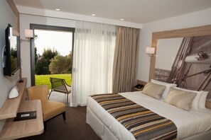 Premium bedding, in-room safe, blackout drapes, soundproofing