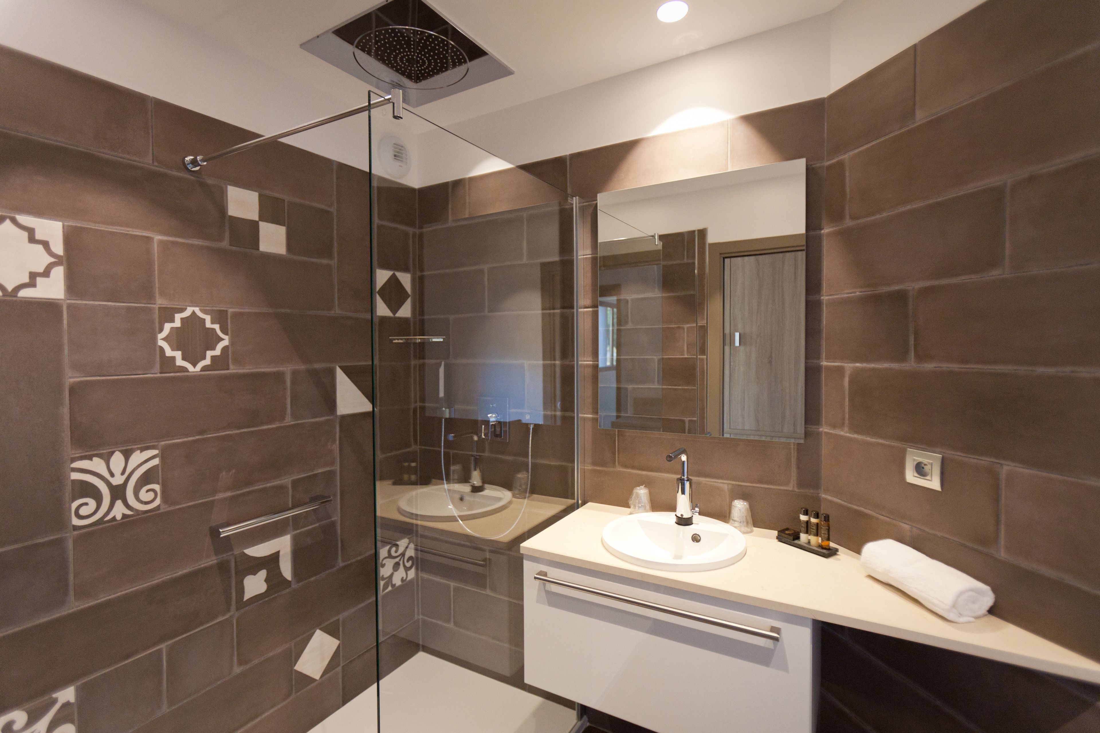 shower, rainfall showerhead, free toiletries, hair dryer