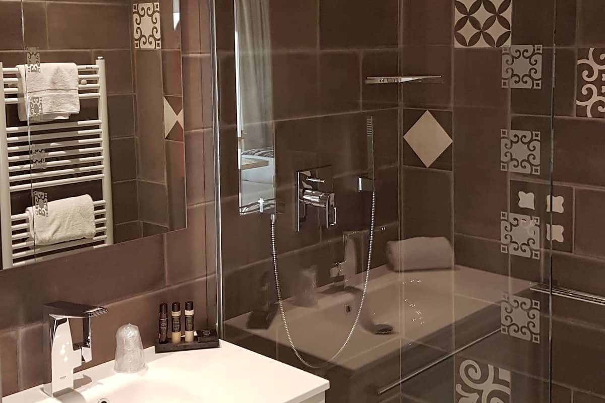 superior double room, balcony | bathroom | shower, rainfall showerhead, free toiletries, hair dryer