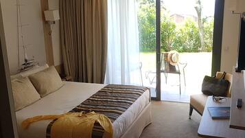 Ropa de cama de alta calidad y caja de seguridad en la habitación