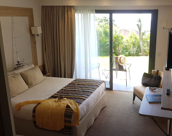 Premium bedding, in-room safe, blackout drapes, soundproofing