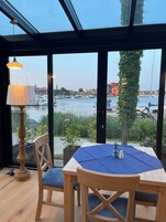 Café da manhã com buffet grátis todos os dias