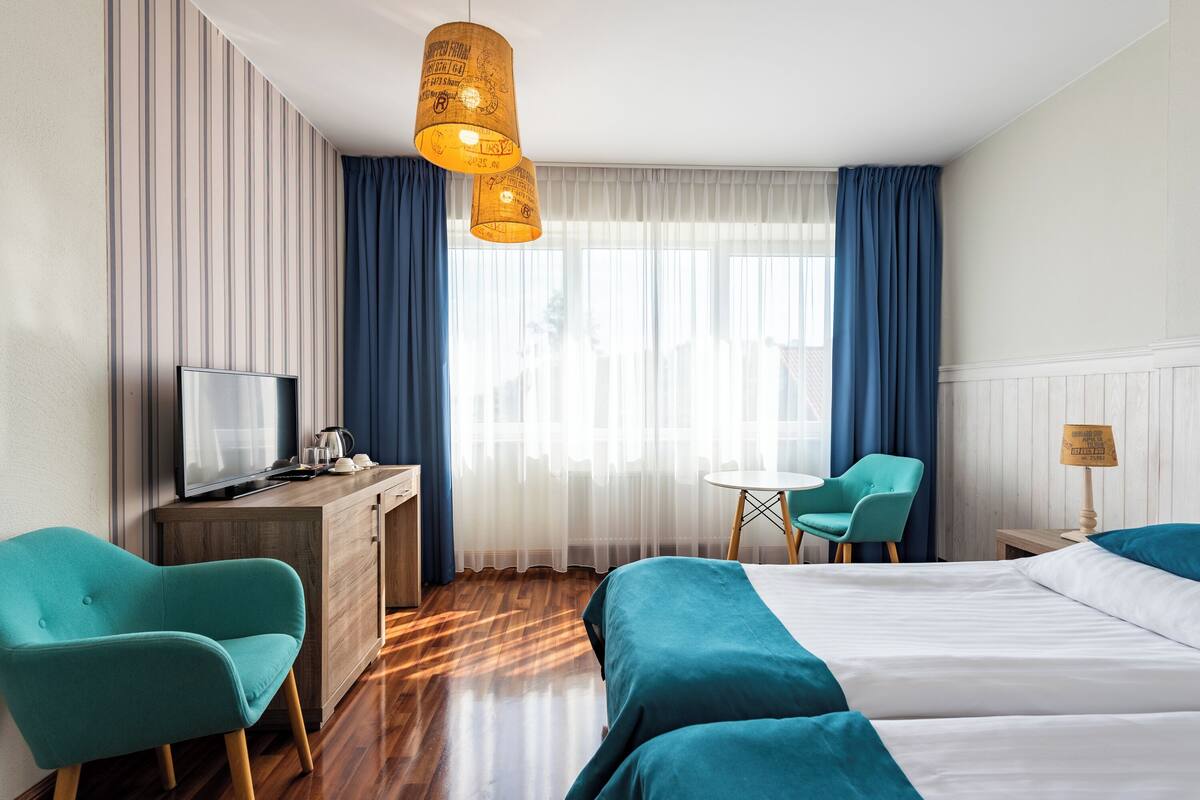 Eenpersoonskamer, uitzicht op meer | Luxe beddengoed, een kluis op de kamer, een bureau