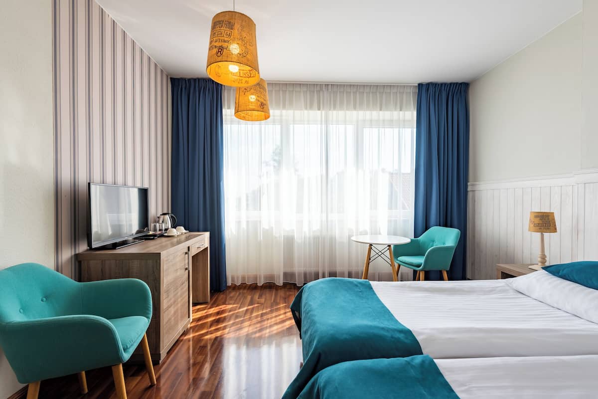 Single Room, Lake View | Premium bedding, in-room safe, desk, iron/ironing board