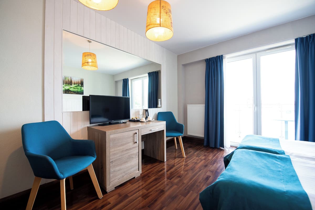 Tweepersoonskamer, uitzicht op meer | Luxe beddengoed, een kluis op de kamer, een bureau