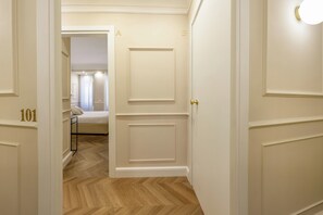 Junior-suite | Minibar, pengeskab på værelset, skrivebord, lydisolering