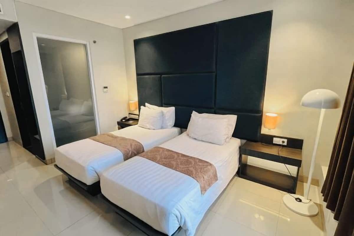 Premium bedding, in-room safe, desk, blackout curtains
