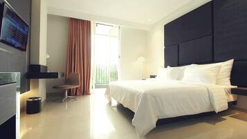 Seprai premium, brankas, meja kerja, dan tirai kedap cahaya