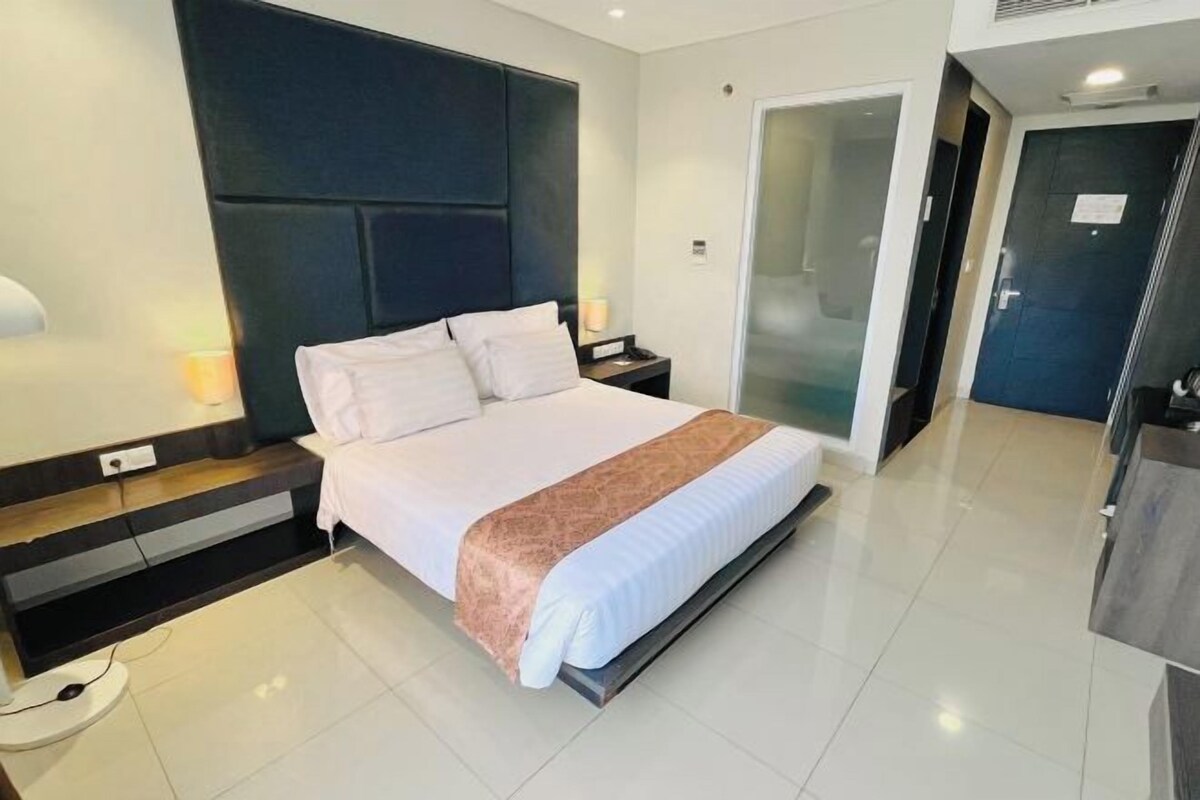 Premium bedding, in-room safe, desk, blackout curtains