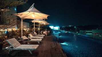 Una piscina al aire libre