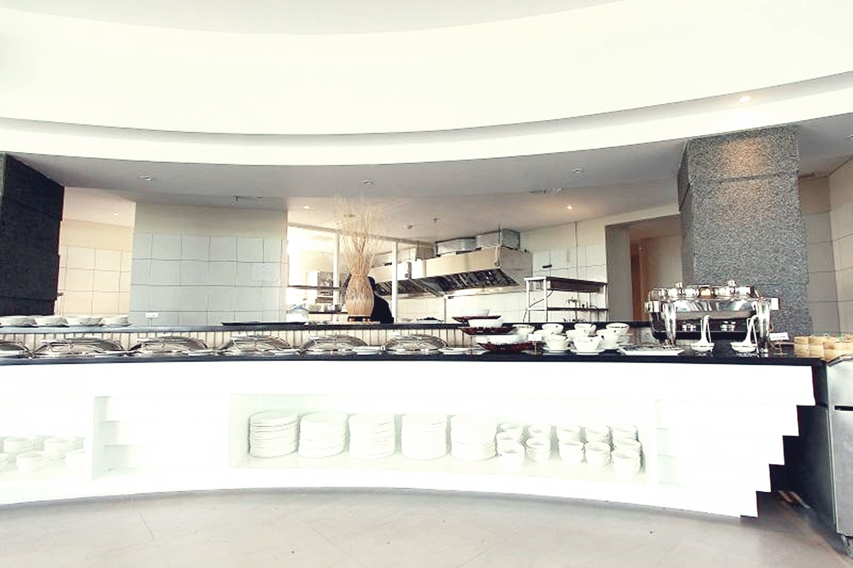 Cozinha moderna com ilha central, equipada com diversos eletrodomésticos e utensílios.