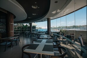 2 restaurants, breakfast, lunch, dinner served; Chinese cuisine  - Grandia Hotel (Bandung)