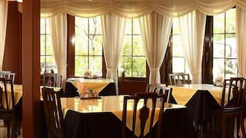 Breakfast, lunch and dinner served