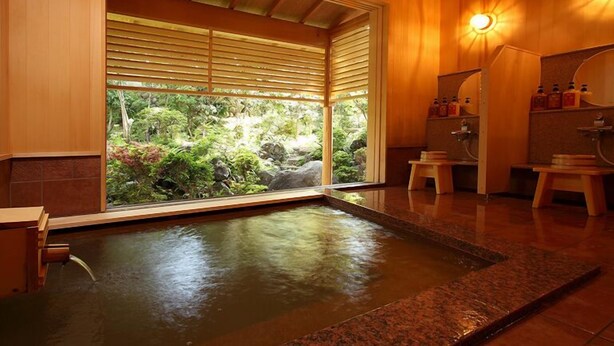 Ein traditionelles japanisches Onsen mit Blick auf einen üppigen Garten.