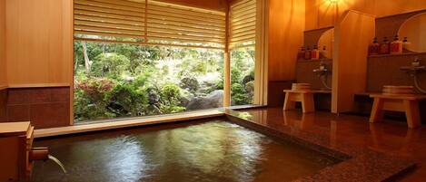 Bồn tắm spa trong nhà