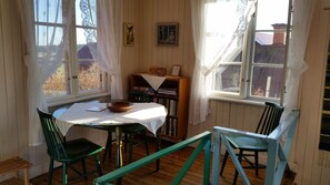 Chambre double ou avec lits jumeaux, salle de bain privée | Vue de la chambre