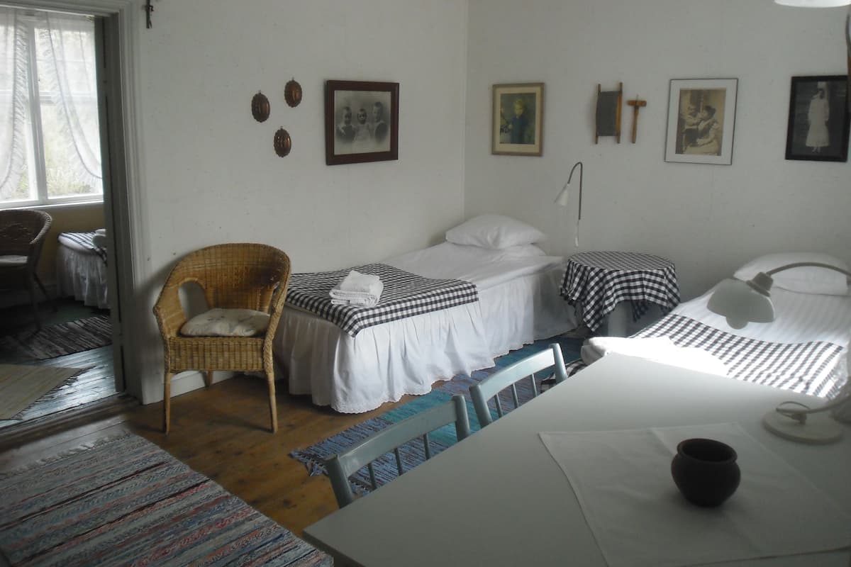Habitación familiar, baño compartido | Decoración personalizada, muebles diferentes y wifi gratis