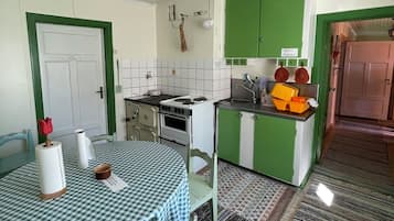 Kylskåp, mikrovågsugn, kaffe- och tebryggare och vattenkokare