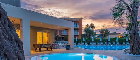 2 outdoor pools