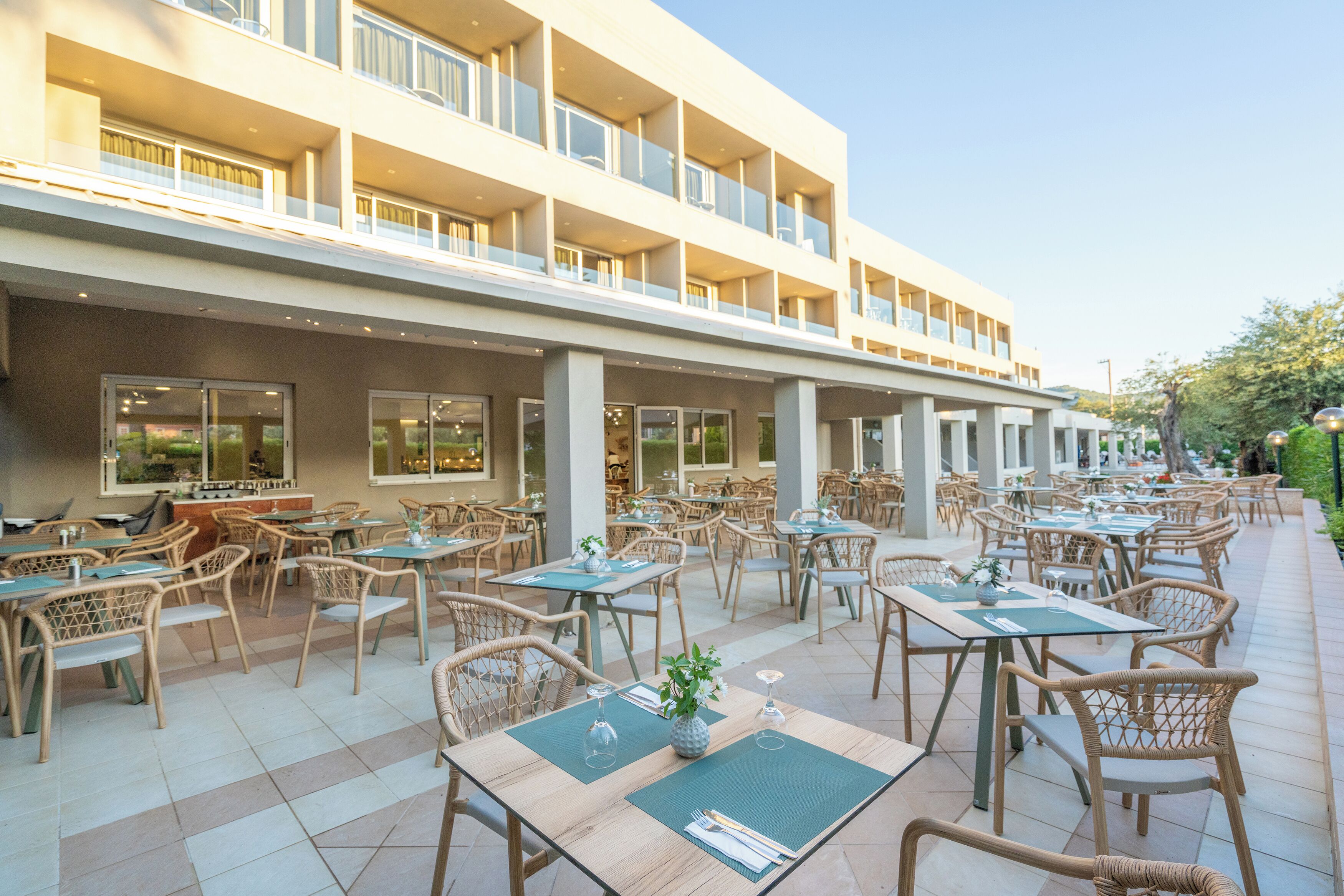 供应早餐、午餐和晚餐