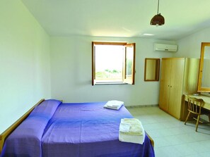 Peralatan tempat tidur premium, meja, katil bayi/kot (percuma) 