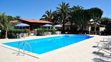 Outdoor pool, pool loungers