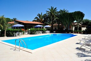 Outdoor pool, sun loungers - C'era Una Volta (Ricadi)