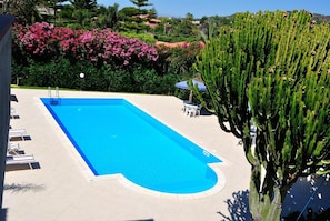 Piscine extérieure, chaises longues