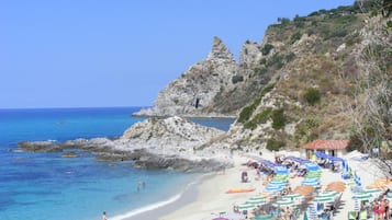 Una spiaggia nelle vicinanze, sabbia bianca