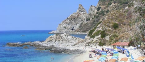 Una spiaggia nelle vicinanze, sabbia bianca