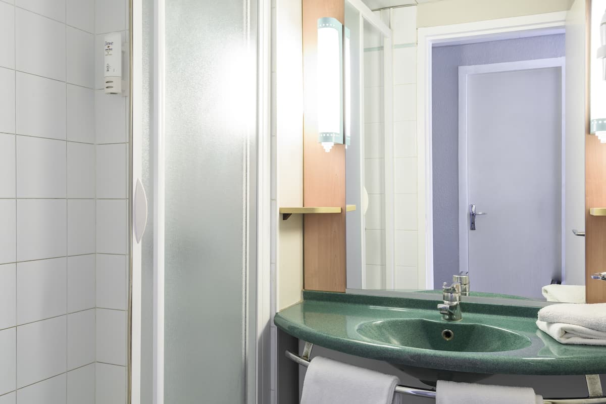 shower, free toiletries, hair dryer, towels