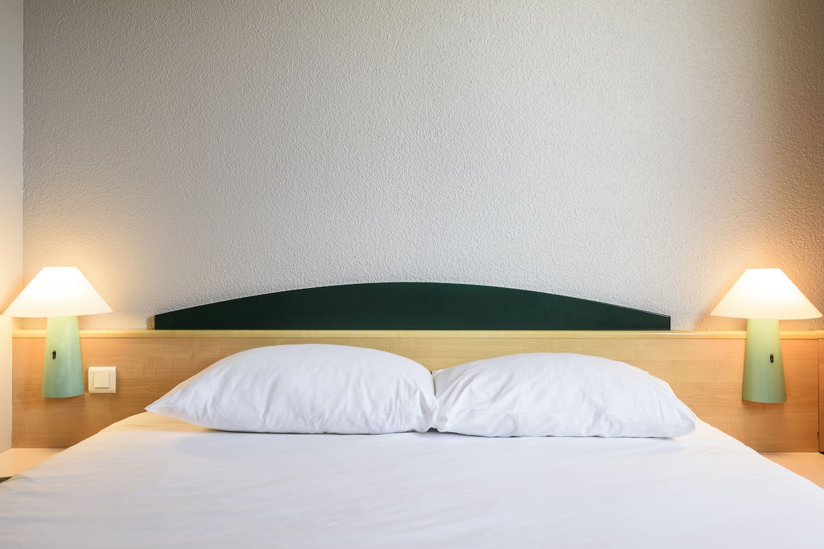 standard double room | desk, soundproofing, free cots/infant beds, rollaway beds