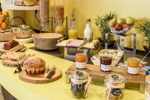 Se ofrece un desayuno bufé todos los días (9 EUR por persona)