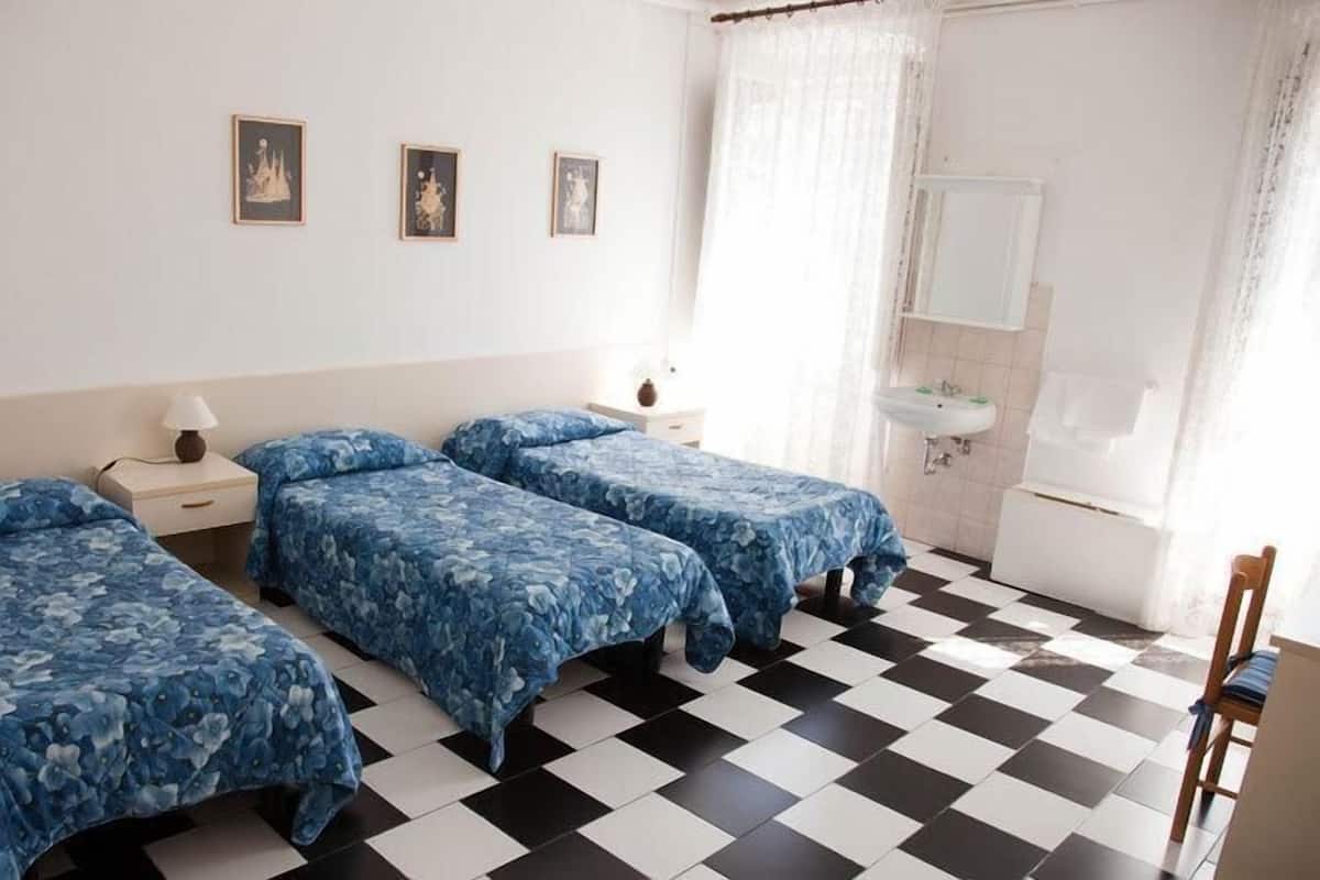Iron/ironing board, rollaway beds, free WiFi