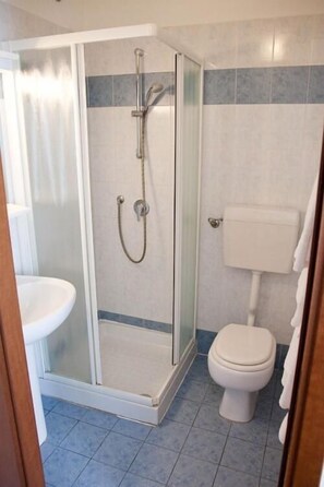Shower, free toiletries, hair dryer, towels - Pensione Rittmeyer (Trieste)
