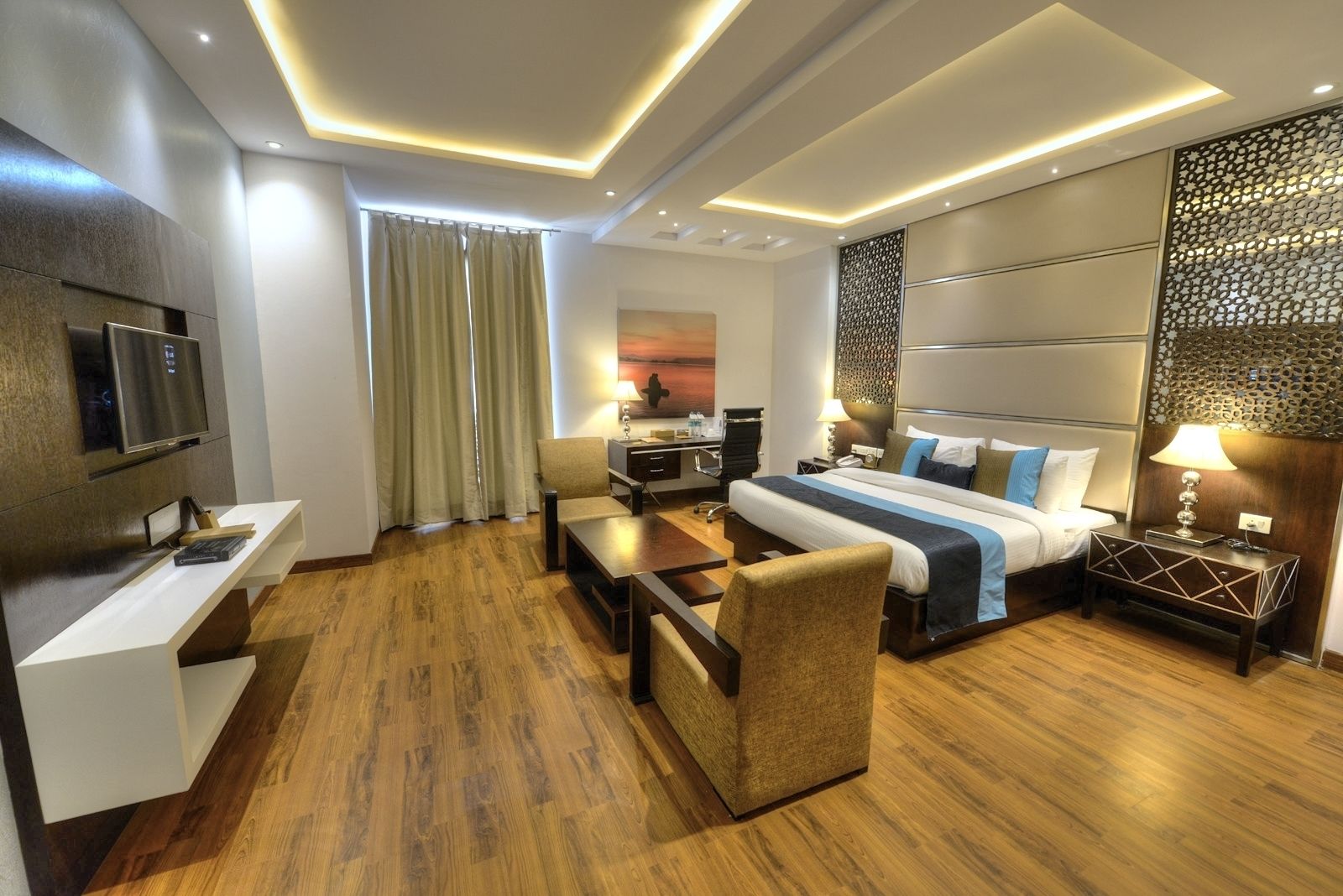 Standard Room, 1 King Bed | Minibar, in-room safe, desk, soundproofing