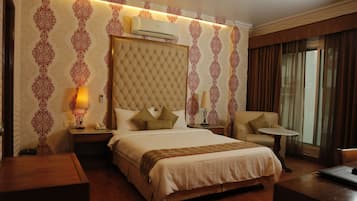 20 bedrooms, premium bedding, minibar, in-room safe