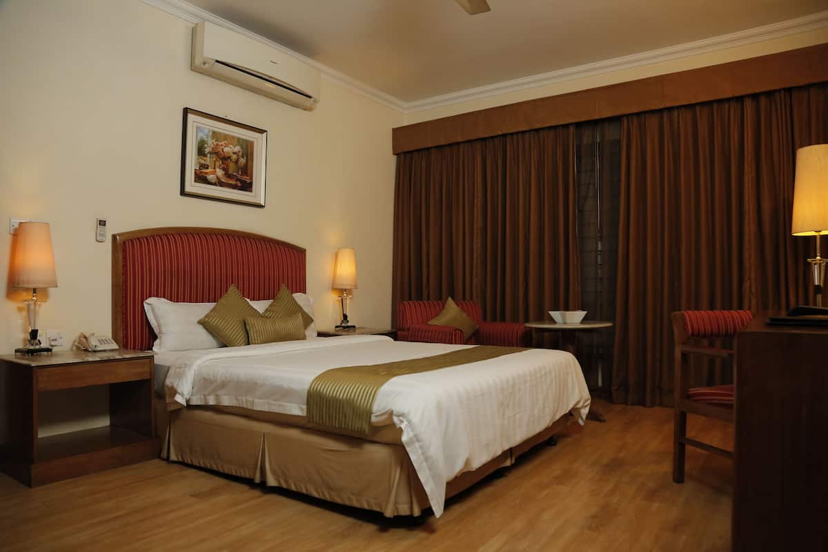 20 bedrooms, premium bedding, minibar, in-room safe