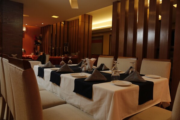 2 restaurants, breakfast, lunch, dinner served; Asian cuisine