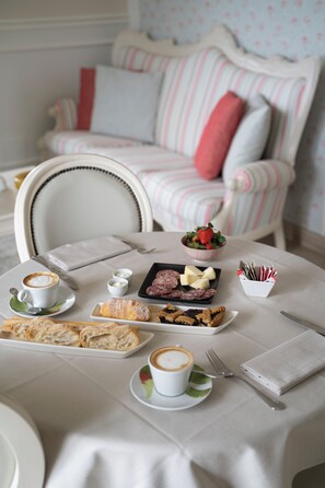 Suite, Balcony | In-room dining - Locanda Borgo Vecchio (Neive)