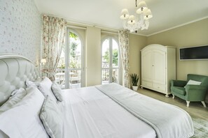 Suite, 1 King Bed, Jetted Tub, Hill View