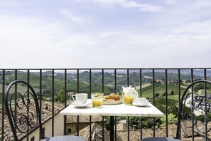 Suite, balcon | Minibar, coffre-fort, bureau, accès au Wi-Fi (inclus)
