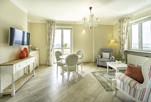 Suite, 1 King Bed, Jetted Tub, Hill View | Living area