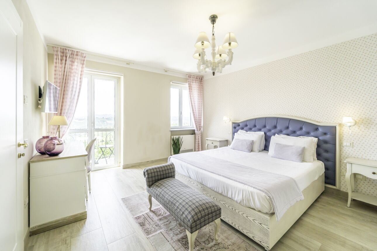 Suite, balcone | Minibar, una cassaforte in camera, una scrivania, Wi-Fi gratuito