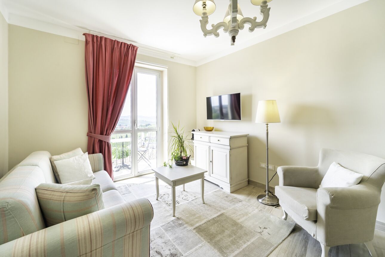 Suite, 1 King-Bett, Balkon, Hügelblick | Wohnbereich | Flachbildfernseher