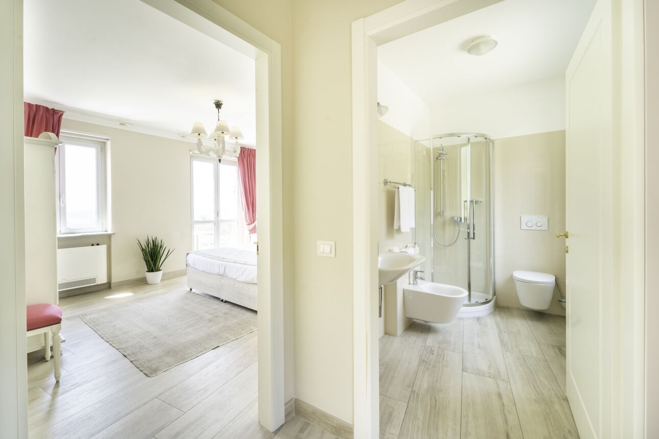 Ein modernes Badezimmer mit Duschkabine, Waschbecken und Toilette.