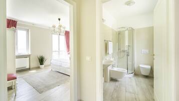 Ein modernes Badezimmer mit Duschkabine, Waschbecken und Toilette.