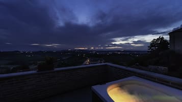 Suite, 1 King-Bett, Whirlpool, Hügelblick | Terrasse/Patio